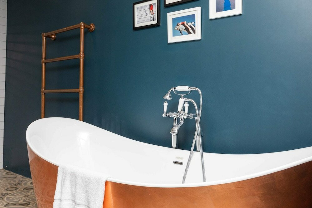 Фото Stylish 2 Bedroom Converted Victorian Storefront