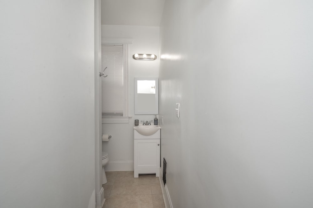 Фото Suites on Main 1