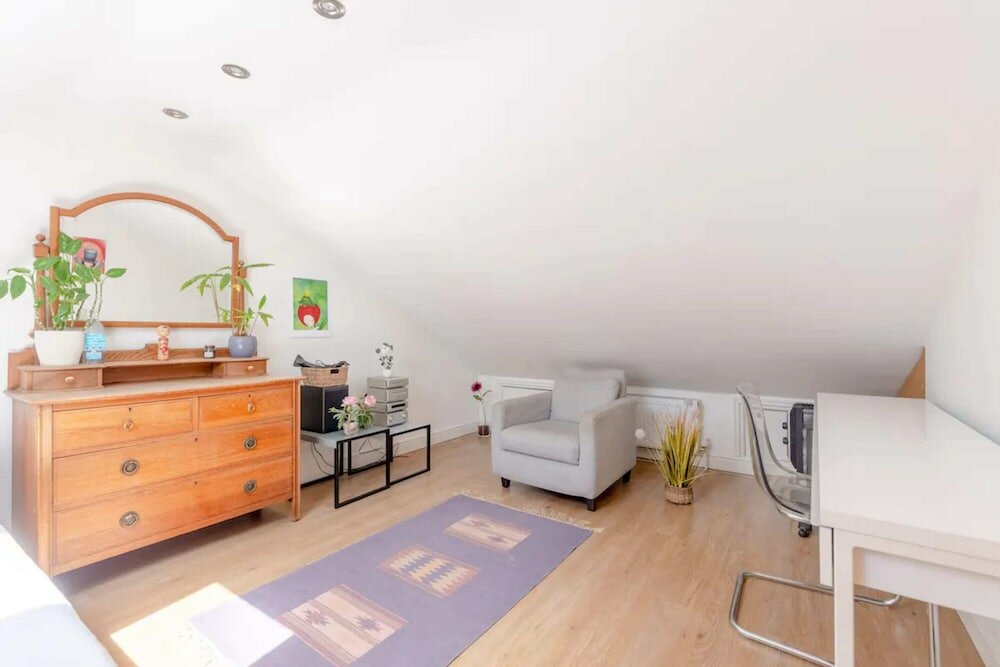 Фото Beautiful 2bd House With Garden - Stoke Newington