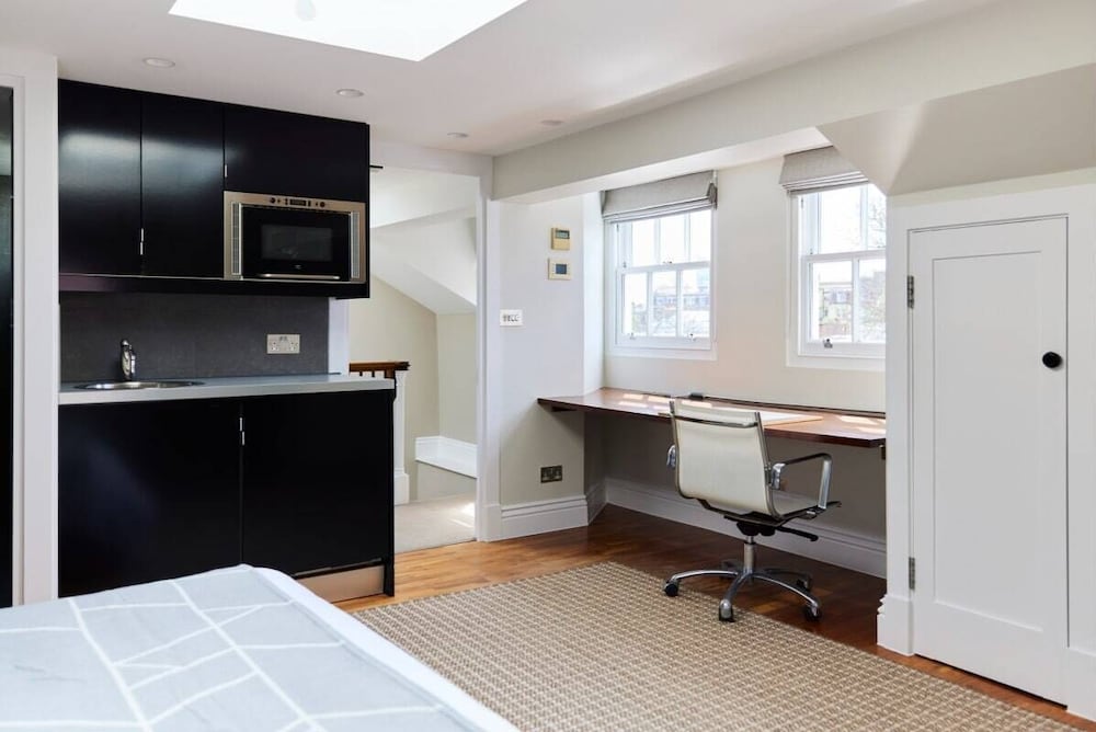 Фото The Chelsea Escape - Spacious 5bdr Flat With Garden