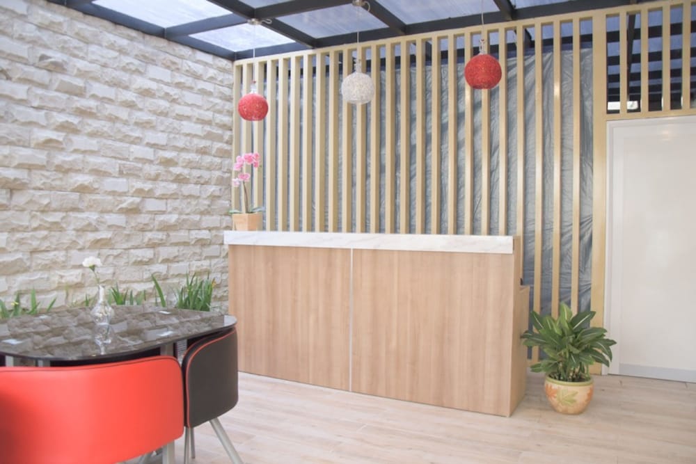 Фото RedDoorz Plus near Manggarai Station 3