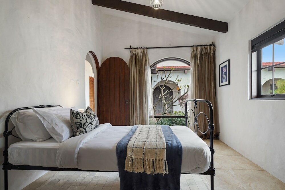 Фото Magnificent Beachfront Mansion - Pool