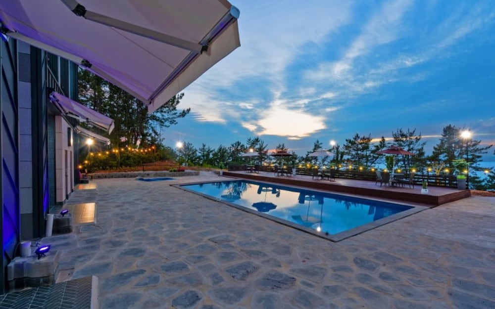 Фото Yeosu Beach Castle Pension