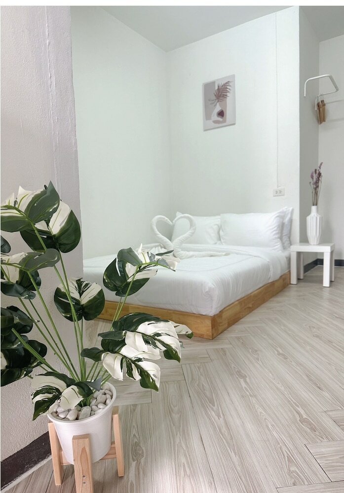 Фото Montana Hotel & Hostel Phuket