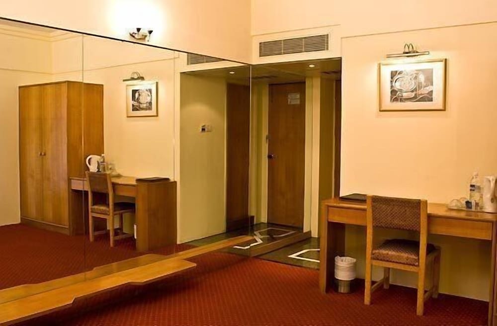 Фото Hotel Midtown Pritam