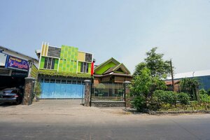Гостиница Oyo 1639 Penginapan Anggrek Syariah 1 в Проболинго