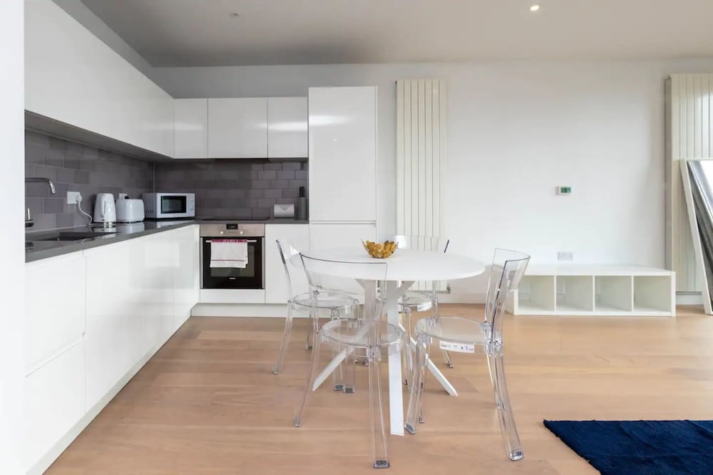 Фото Bright and Modern 2 Bedroom Flat in Royal Wharf