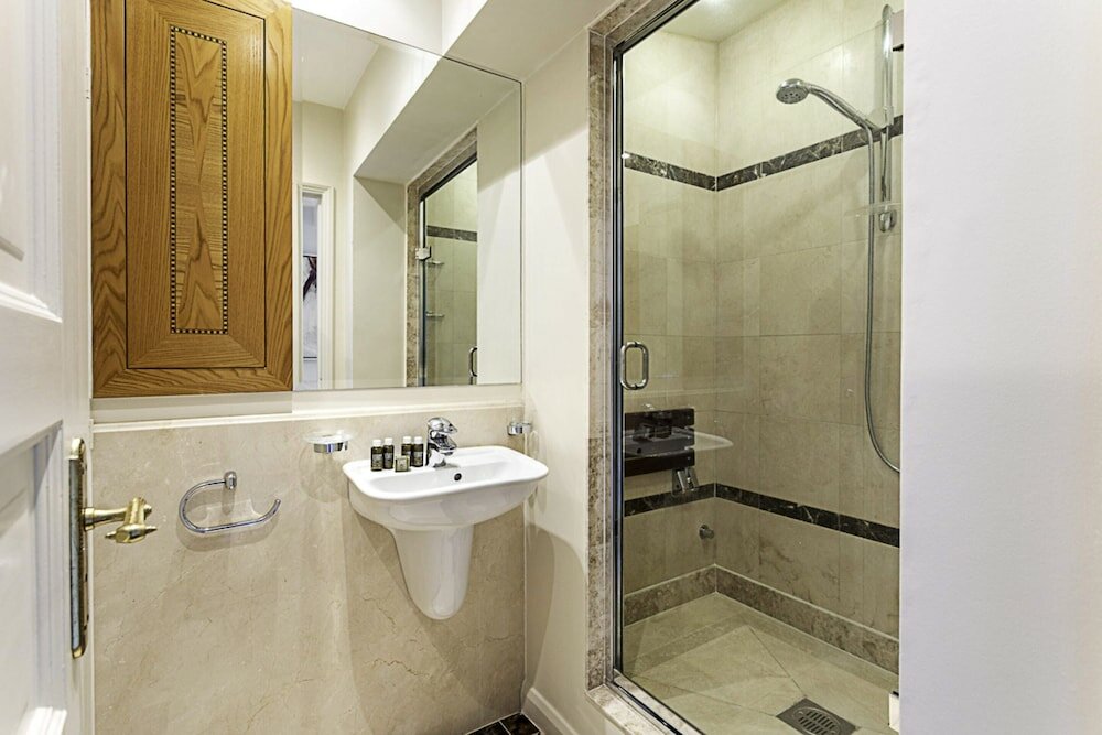 Фото Lovely, Stylish Two-bedroom Kensington Home