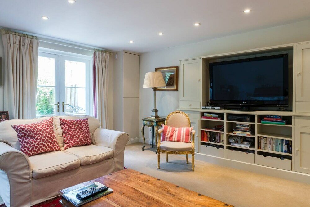 Фото Traditional 5 Bed Family Home Near theTube