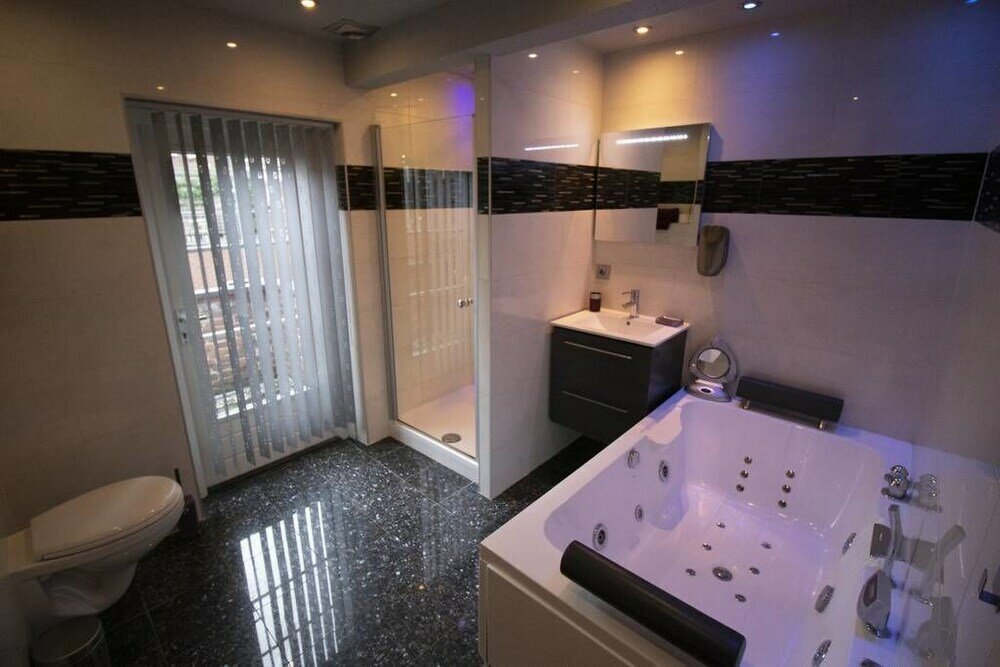 Фото Luxe Apartment - Near Town Hall