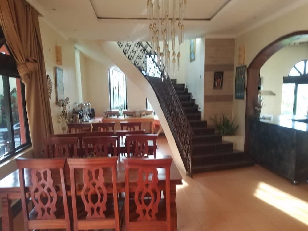 Фото Kingsmen Suites