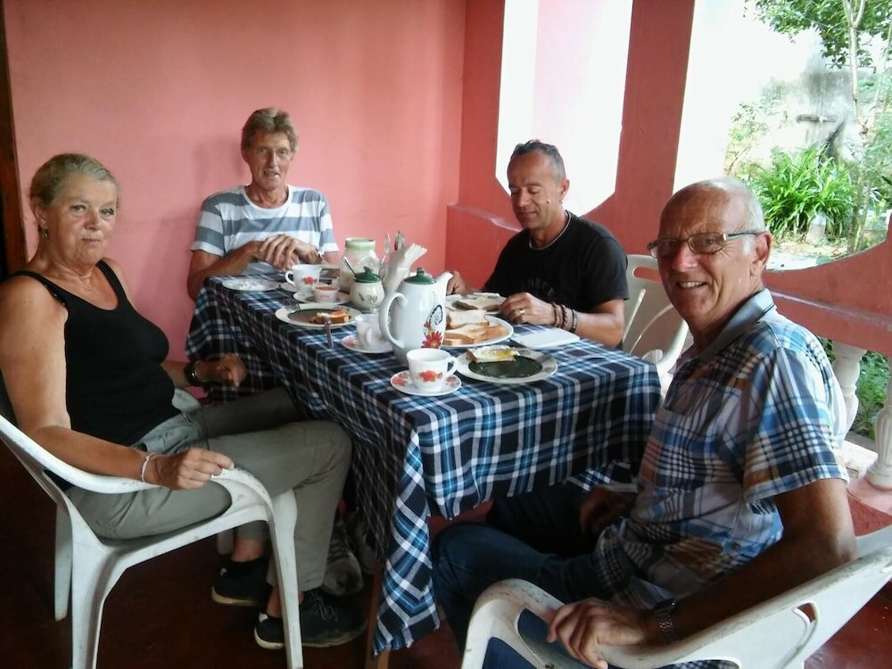 Фото Thevindu guest & red mud resturent