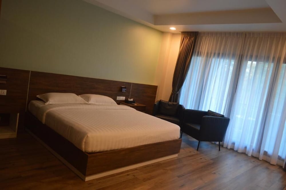 Фото Airport Avenue Hotel