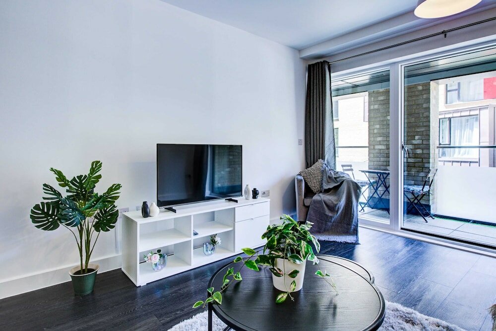 Фото Modern Greenwich Flat With Parking