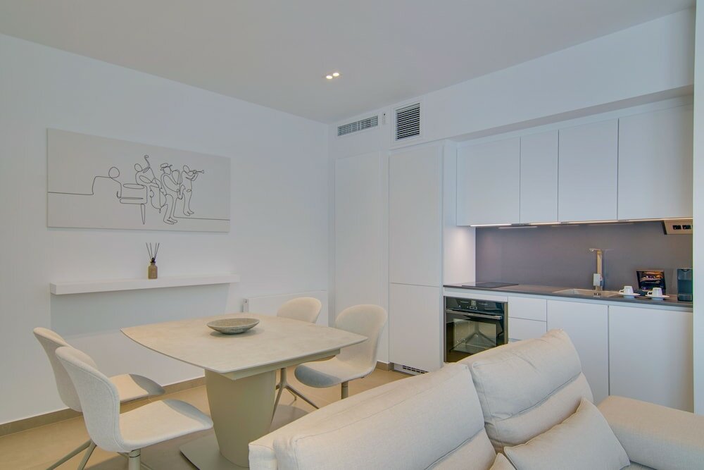 Фото Livinghome Suites