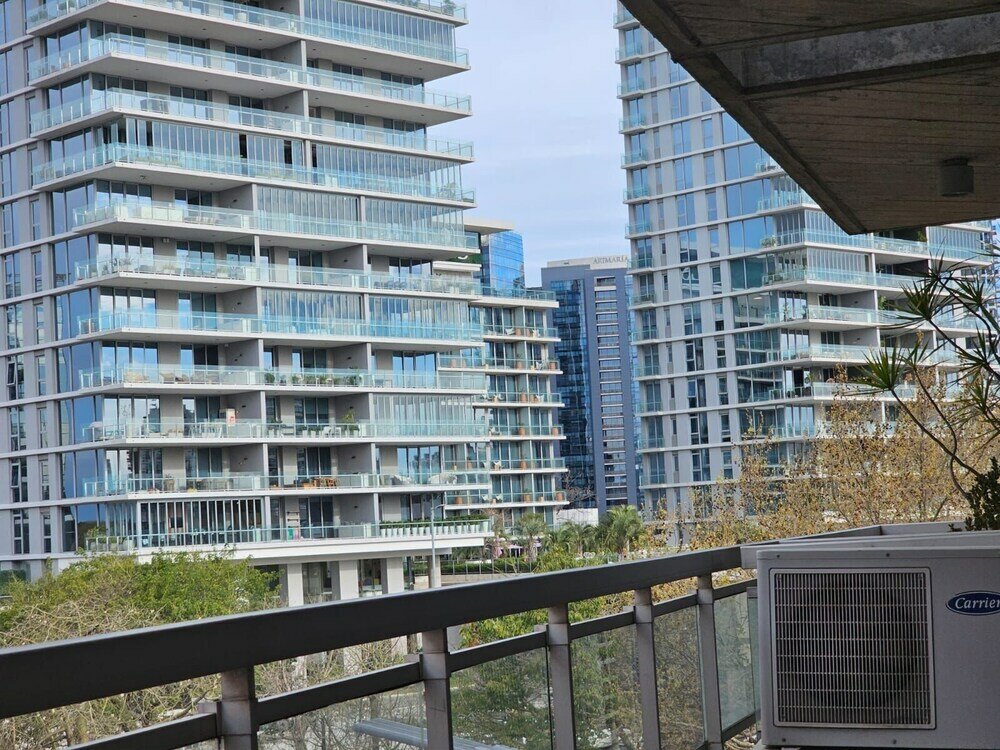 Фото Puerto Madero frente al Hotel Madero