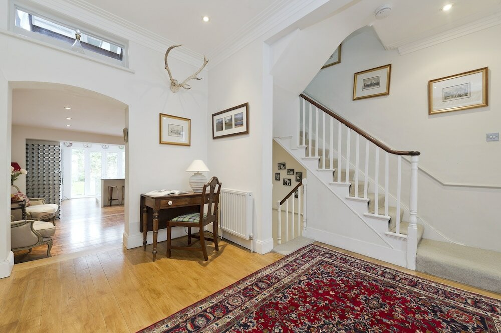 Фото Fulham 4-bed House & Garden Near Tube