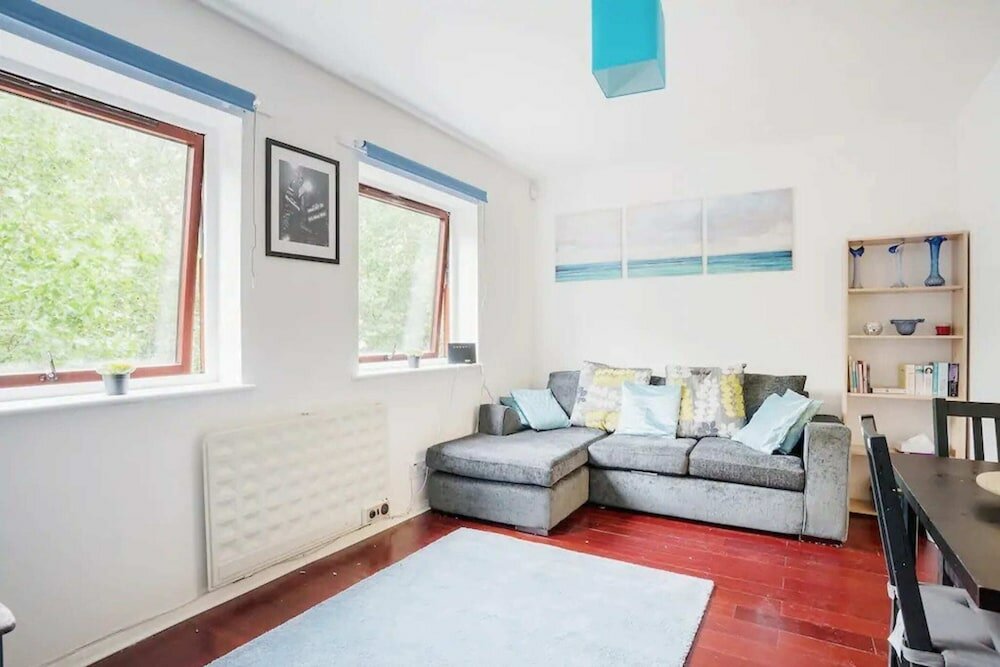 Фото Modern and Homely 2 Bedroom by Canary Wharf