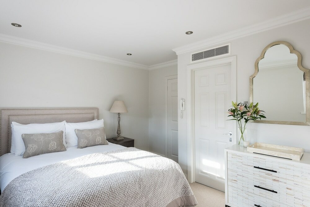 Фото Ultra luxurious London home for 5-7