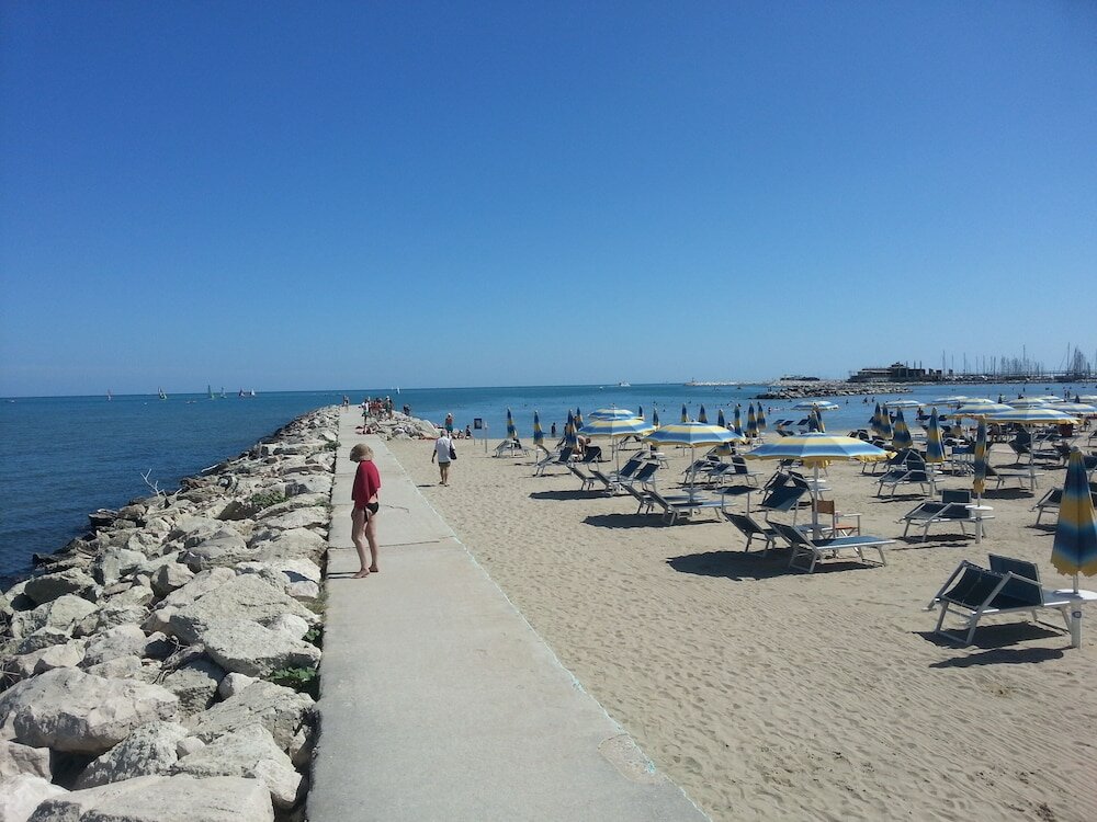Фото Appartamento sulla spiaggia con balcone