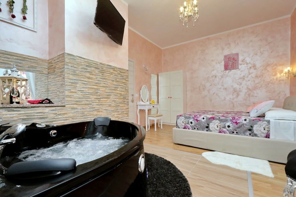 Фото Chilling Hot Tub Suite