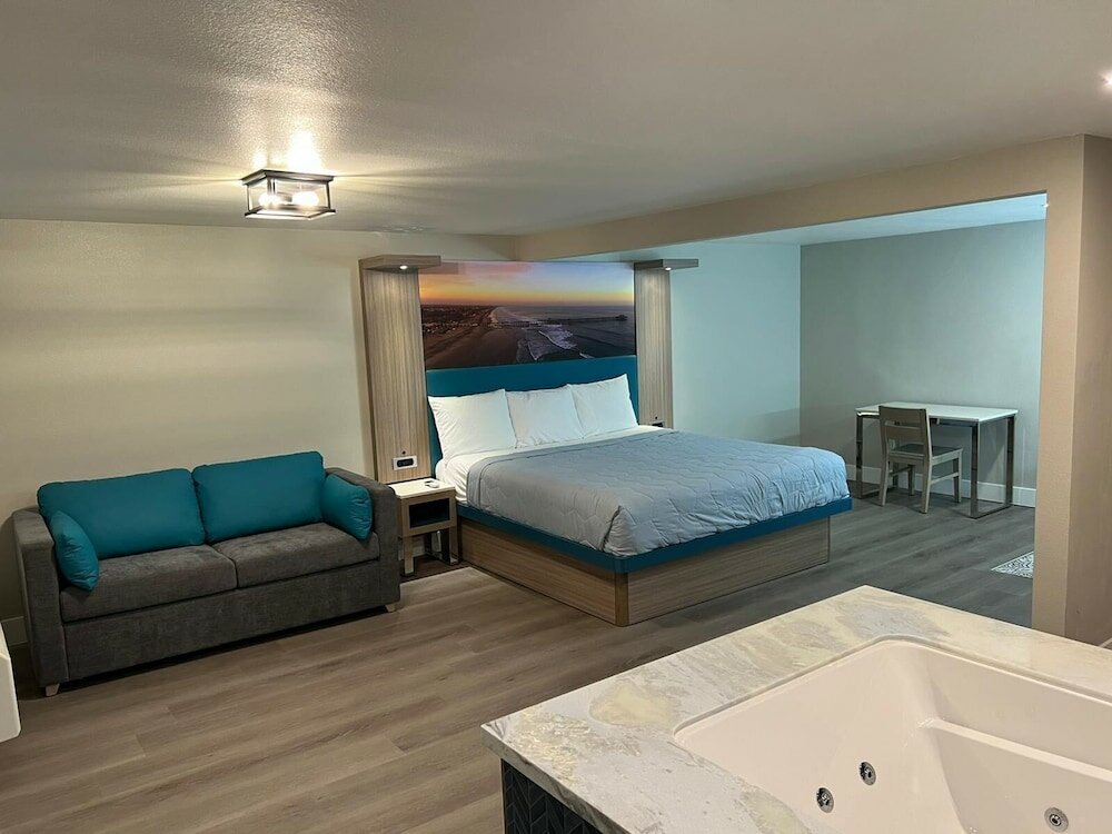 Фото Super 8 by Wyndham Oceanside Downtown