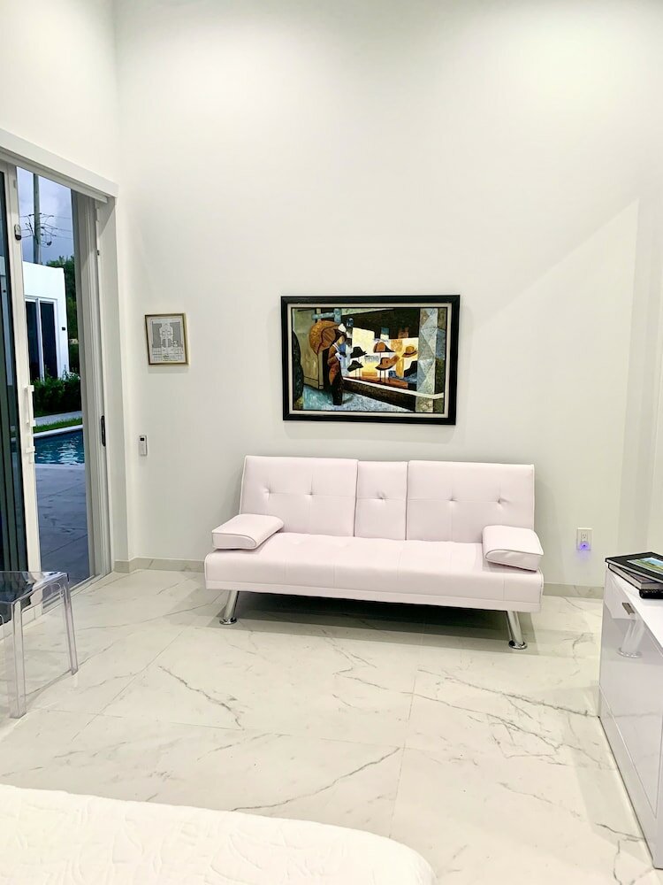 Фото Men Only Clothing Optional Guesthouse near Wilton Manors