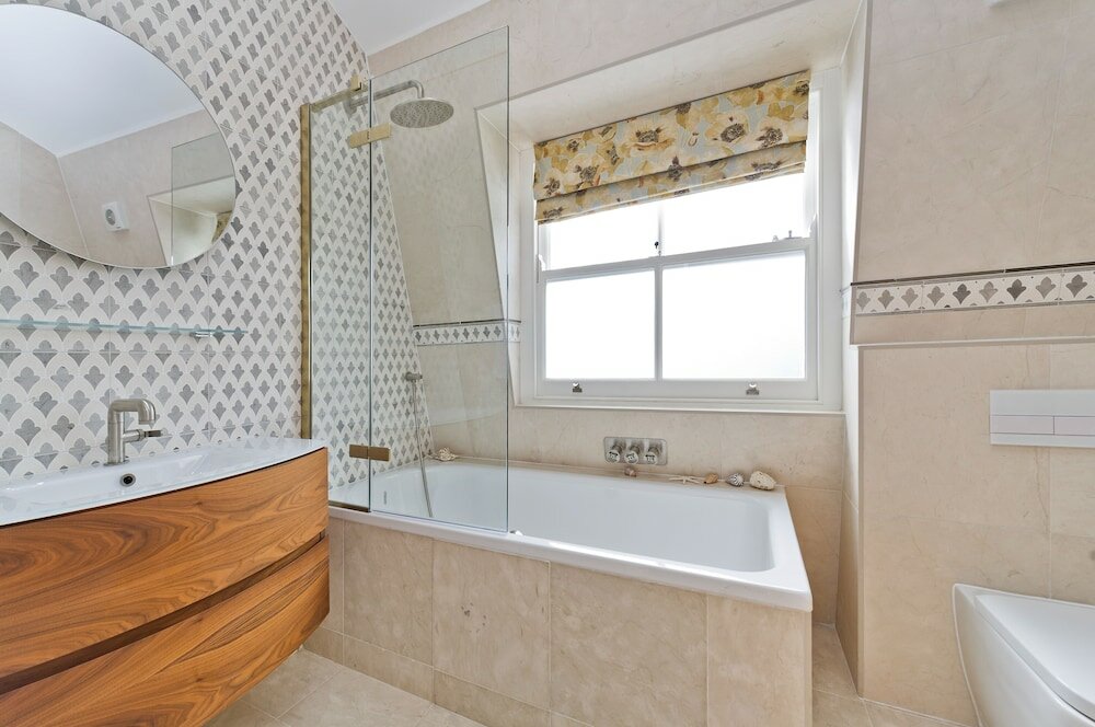 Фото Spacious Family House With Garden Near Battersea Park by Underthedoormat