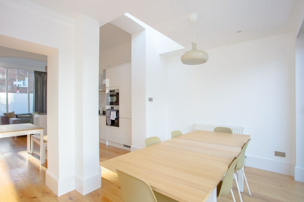 Фото Newly Refurbished Modern 3 Bedroom Apartment in Affluent Fulham