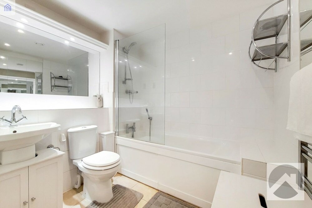 Фото 2 Bed &1 Bath Apartment in Canary Wharf