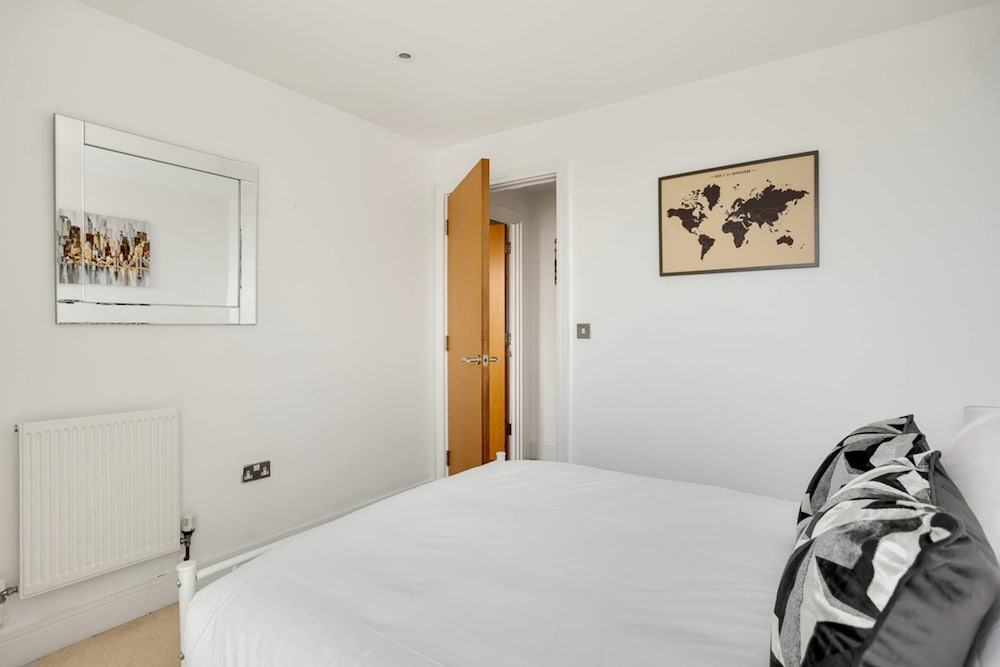 Фото Panoramic London: 3-bed City Oasis