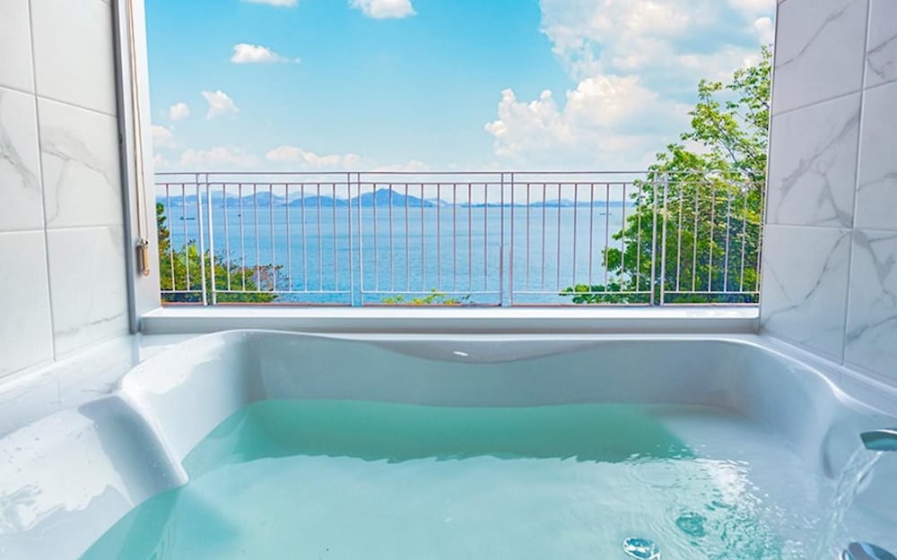 Фото Yeosu Marine Terrace Poolvilla