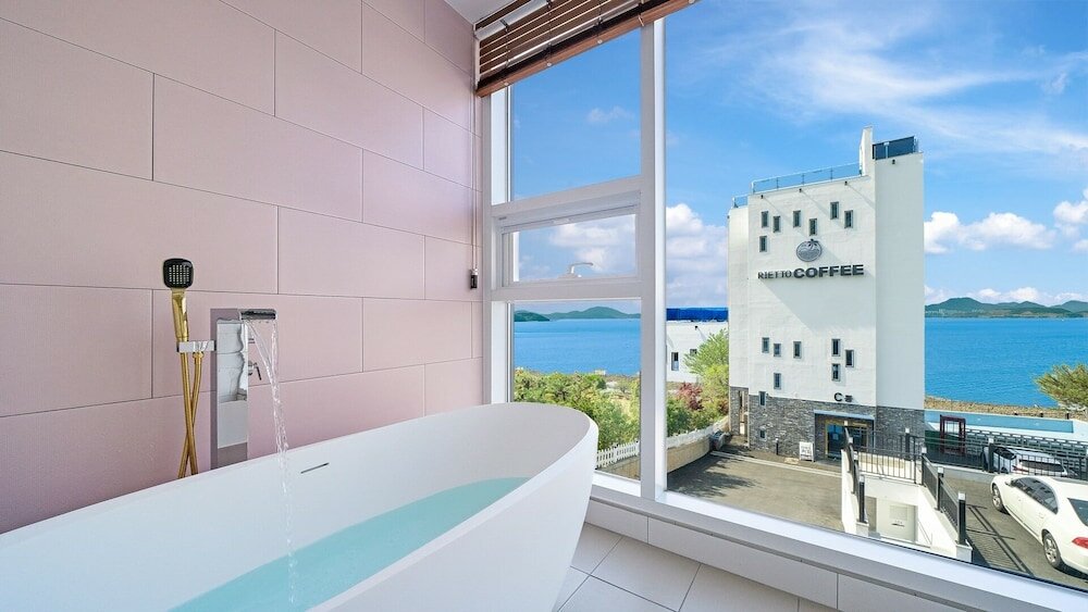 Фото Yeosu Riaeddo Poolvilla Pension