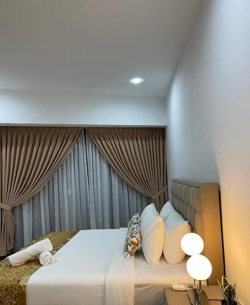 Фото Eaton Residences Klcc by Luna