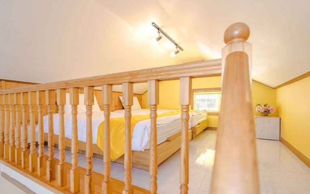 Фото Yeosu Maison Blanche Pension