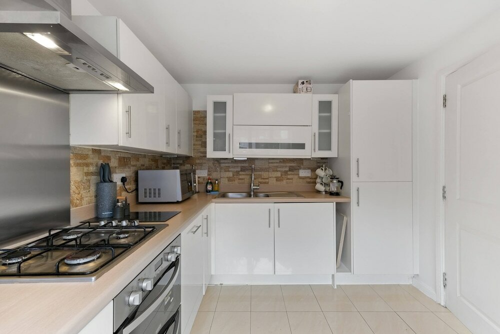 Фото Lindsey Serviced 4 Bedroom 2 Bath house