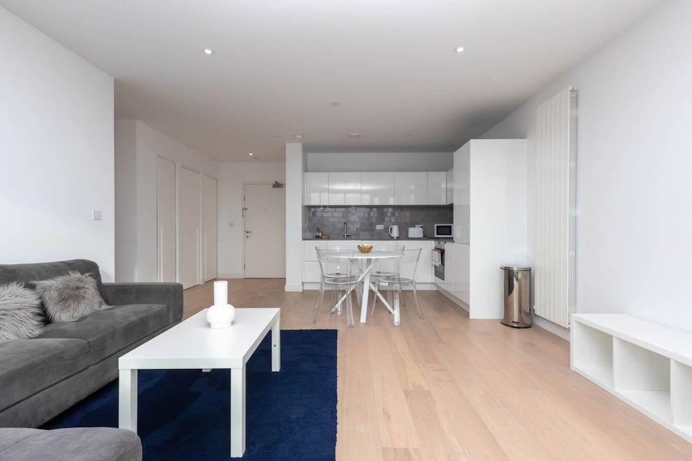 Фото Bright and Modern 2 Bedroom Flat in Royal Wharf