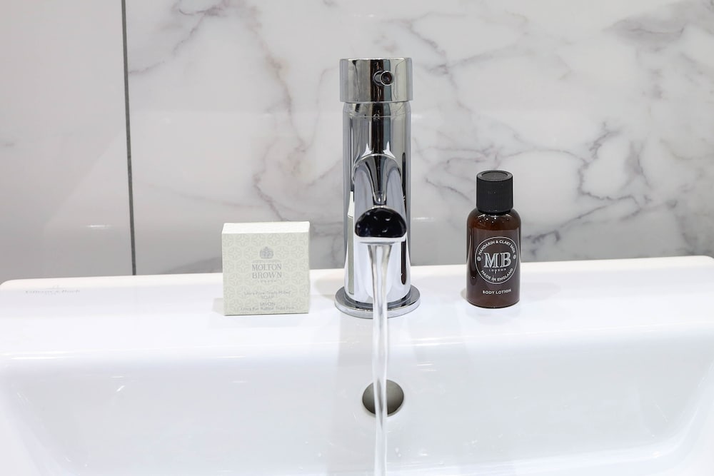 Фото 100 Queen's Gate Hotel London Kensington, Curio Collection by Hilton