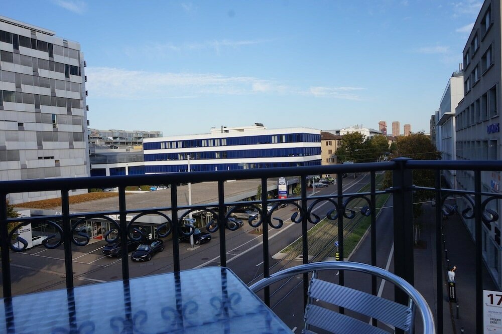 Фото Hitrental Altstetten Apartments