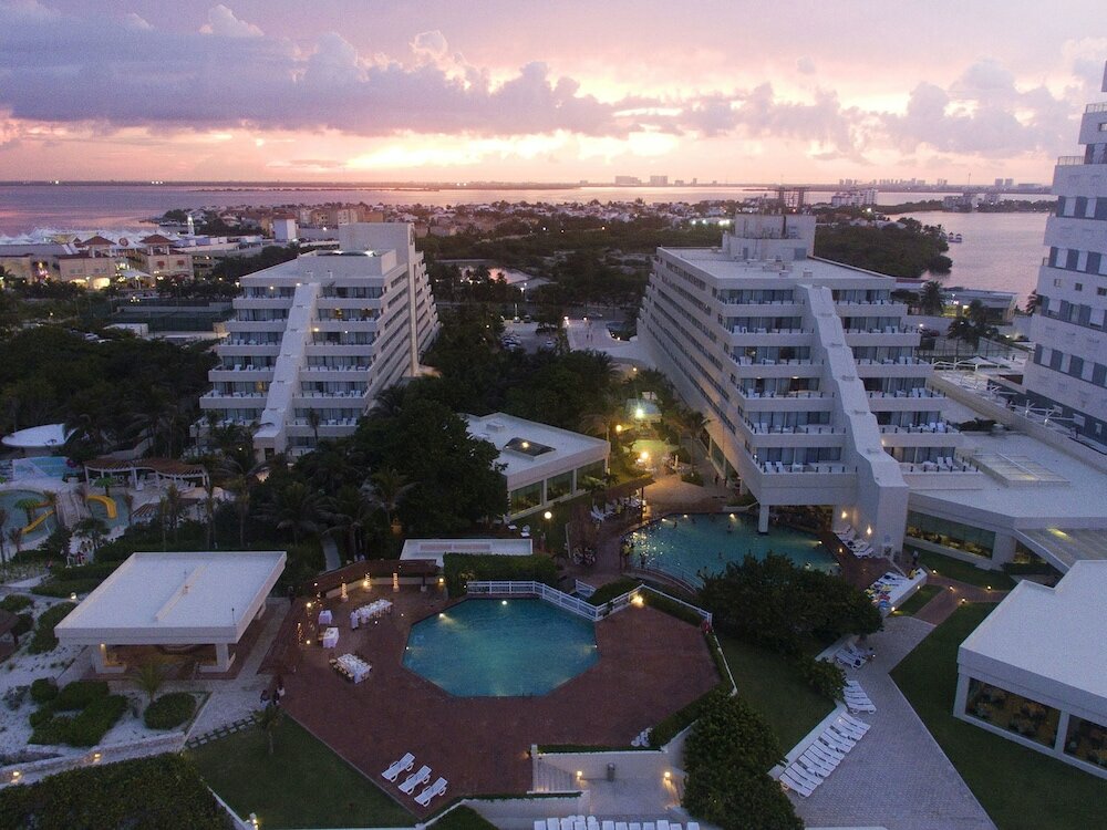 Фото Park Royal Beach Cancún - All Inclusive