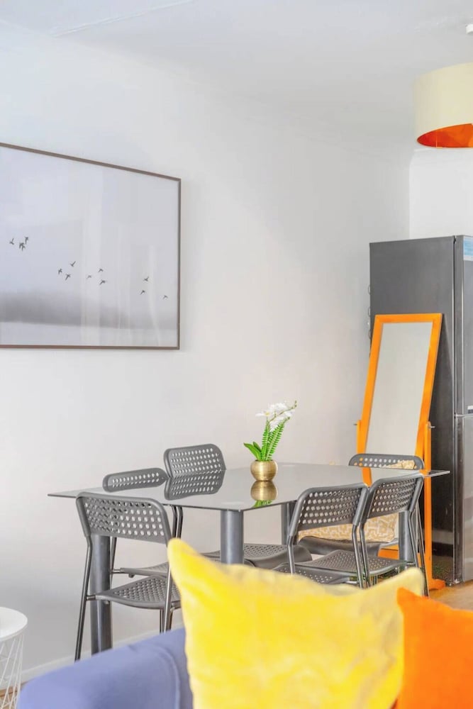 Фото Lovely 4 Bed House w Garden, 1 Stop to Waterloo