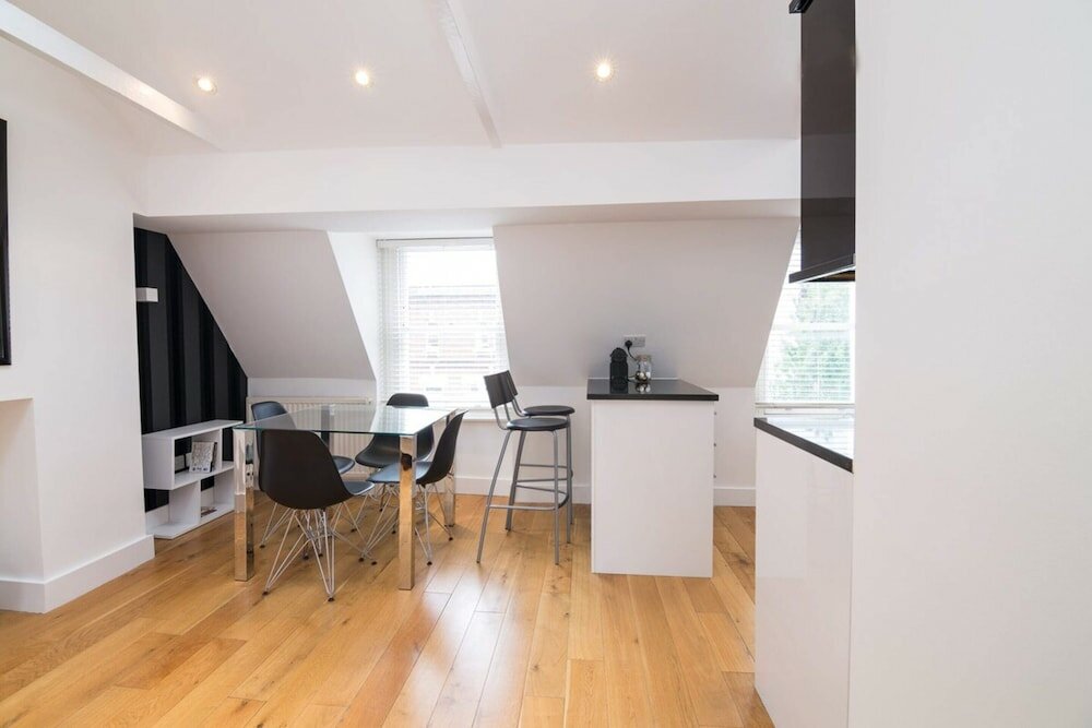 Фото Contemporary 1 Bedroom Flat in Fulham near The Thames