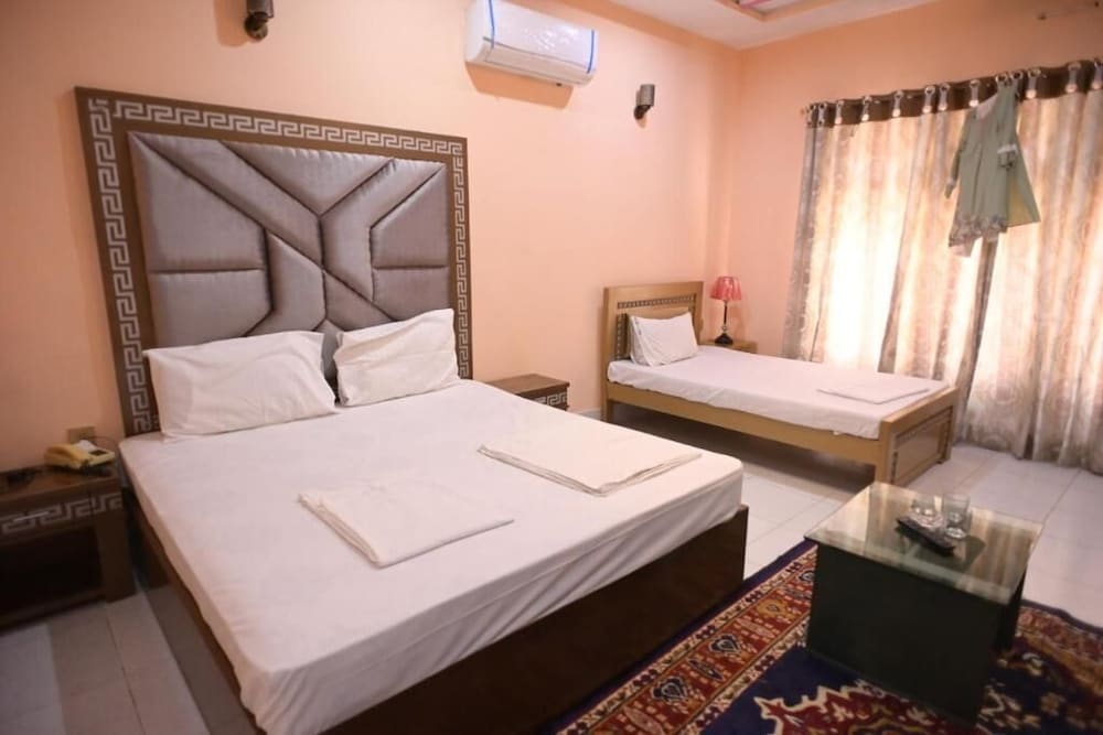 Фото Hotel Shaheen Continental Multan