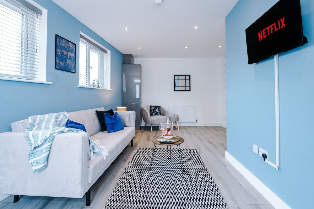 Фото One&Two Bedroom Luxe Apts near Trafford