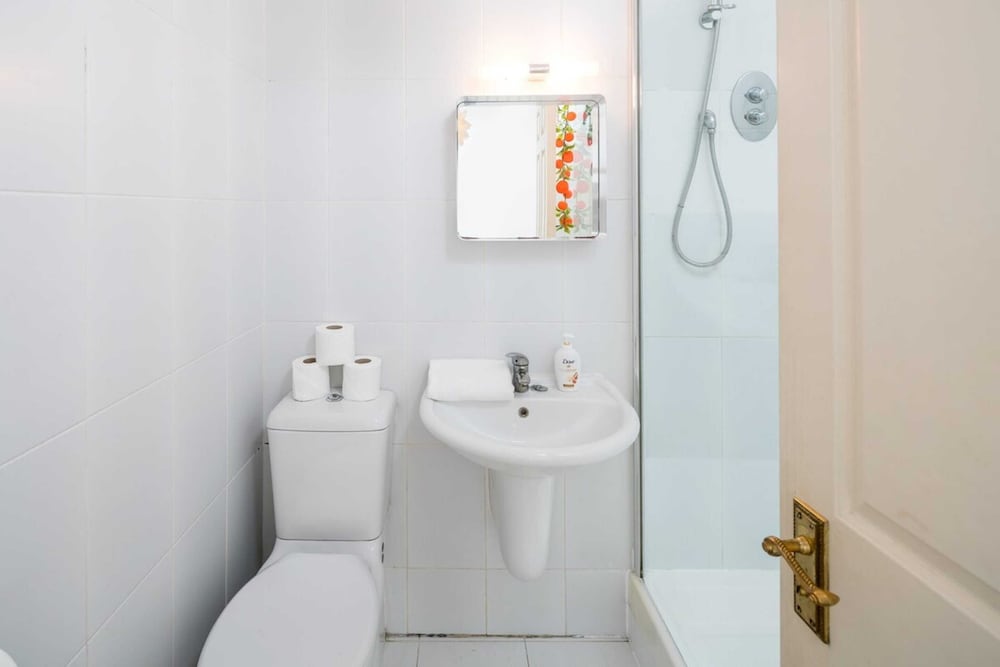 Фото 3 Bed House, Sleeps 8 - Near St Pancras