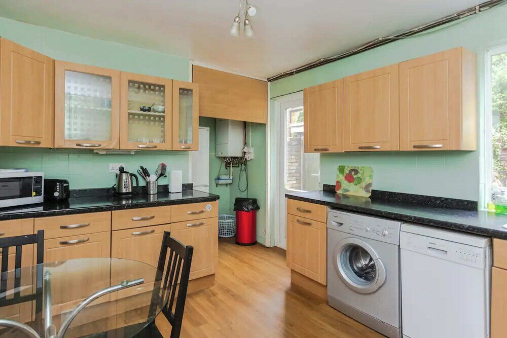 Фото Homely 3 Bedroom House With a Garden