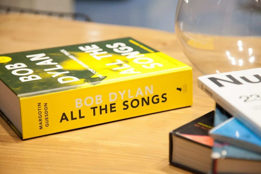 Фото Modern Industrial Apt In Neos Kosmos