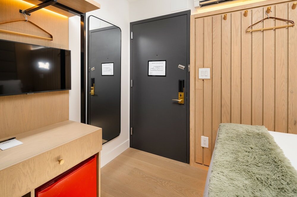 Фото Little Charlie Hotel