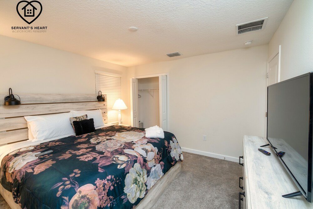 Фото Lakeview Luxury 9 Bedroom & 5 Bathroom w Private Pool