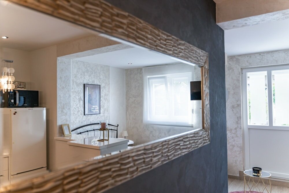 Фото Studio Apartment with garden